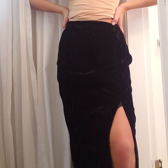 Laura Long Black Velvet Skirt - Picture 3 of 6